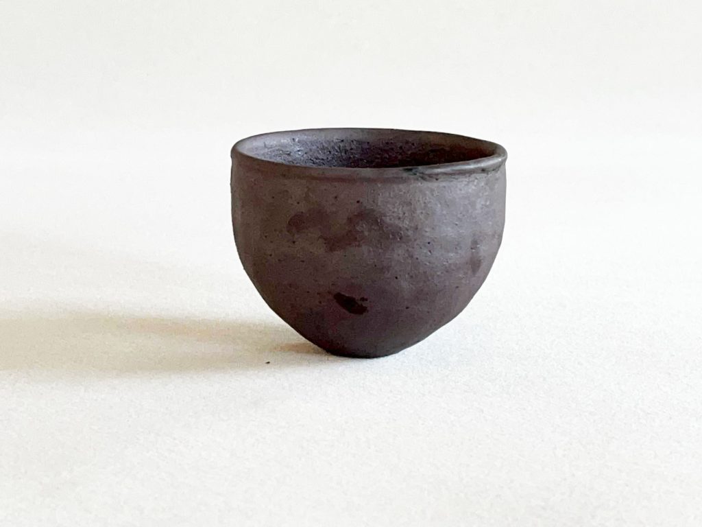 唐意紫砂杯，古意修补后的器身特写。