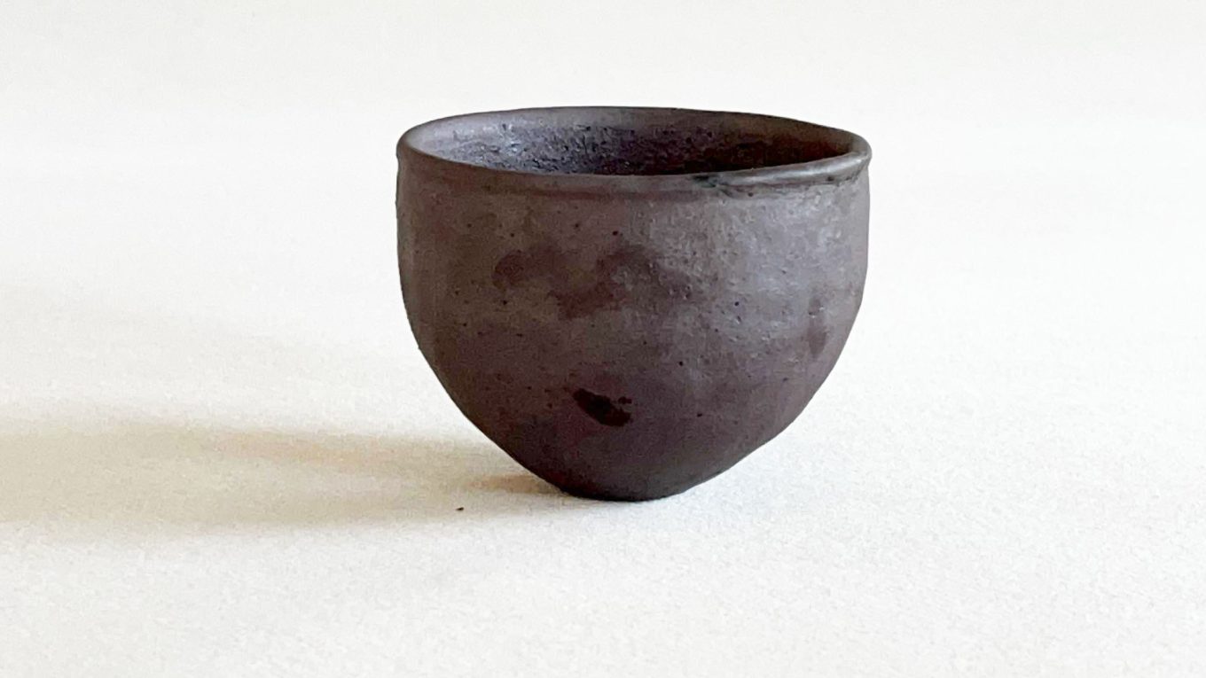 唐意紫砂杯，古意修补后的器身特写。