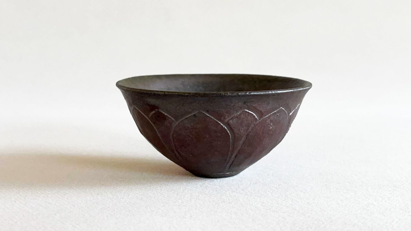 北宋风格莲瓣纹紫砂杯，经大漆修补