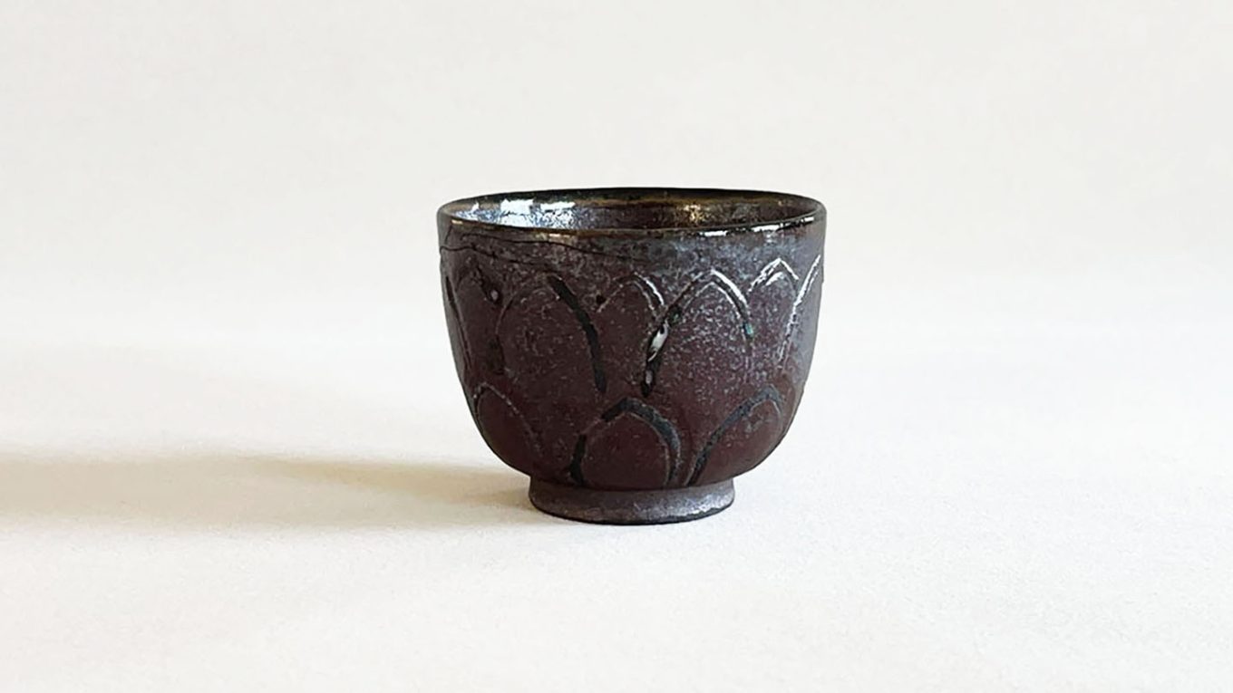 北宋汝窑系莲花纹紫砂杯正面图，古法大漆修补后的器身。