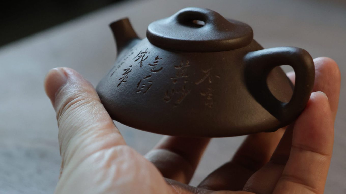 紫砂微壶石瓢掌中图